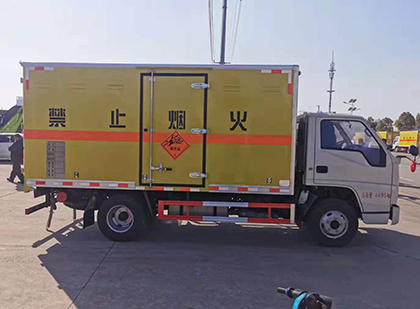 高明爆破器材运输车工人安全操作规范与智能技术保障